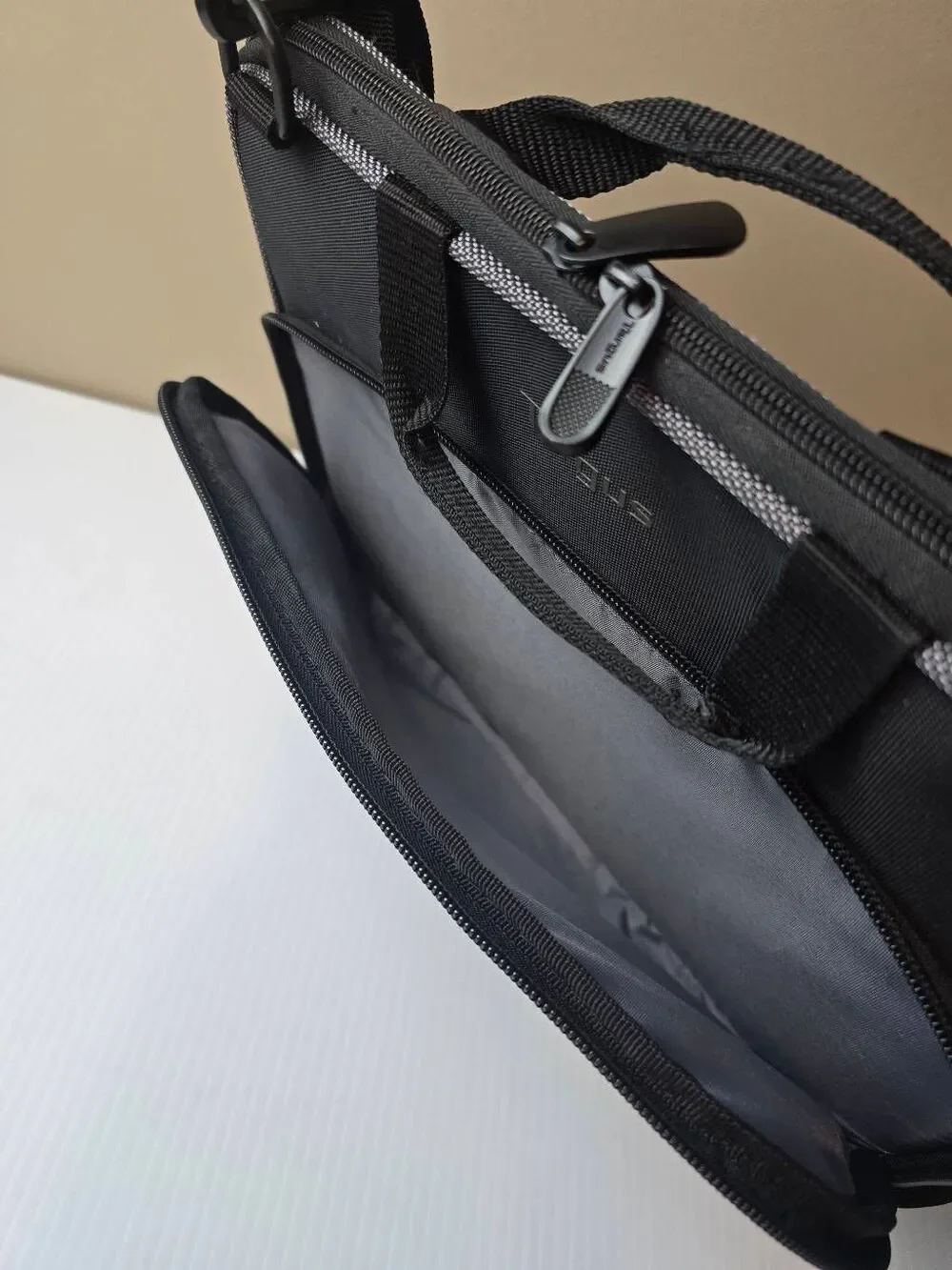 Targus Laptop/Tablet Bag Gray